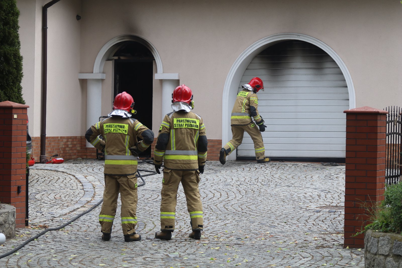 Strażacy gasili płonący garaż przy ul. Przemkowskiej