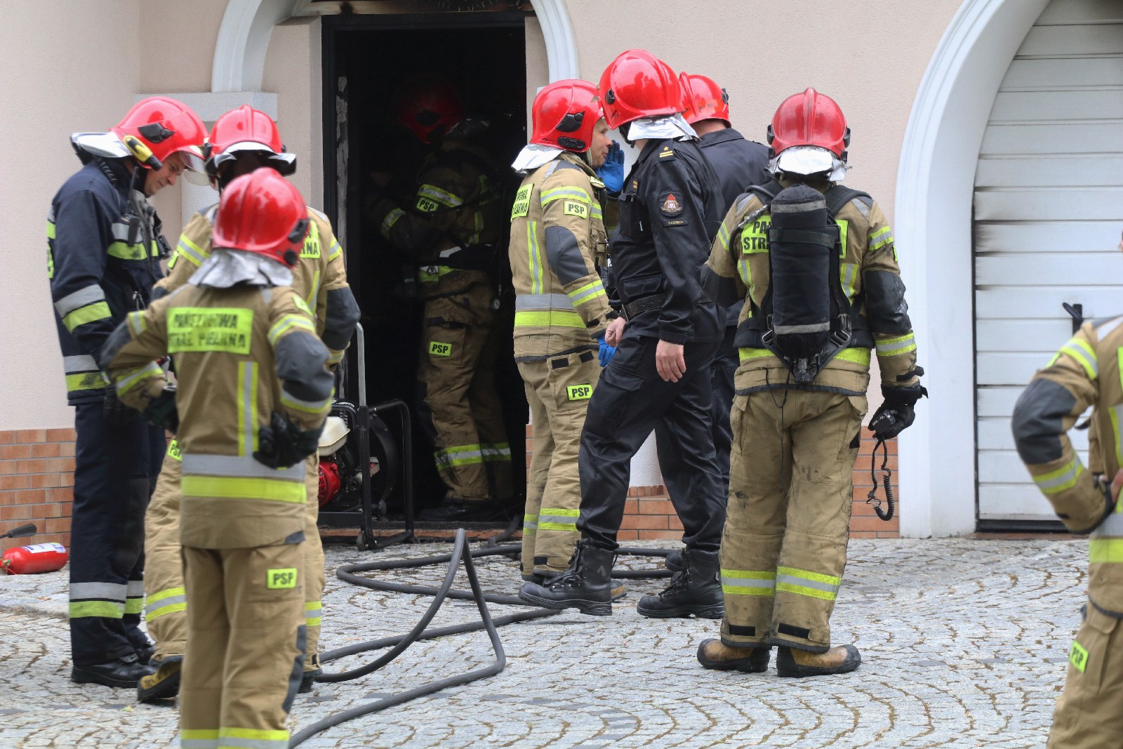 Strażacy gasili płonący garaż przy ul. Przemkowskiej