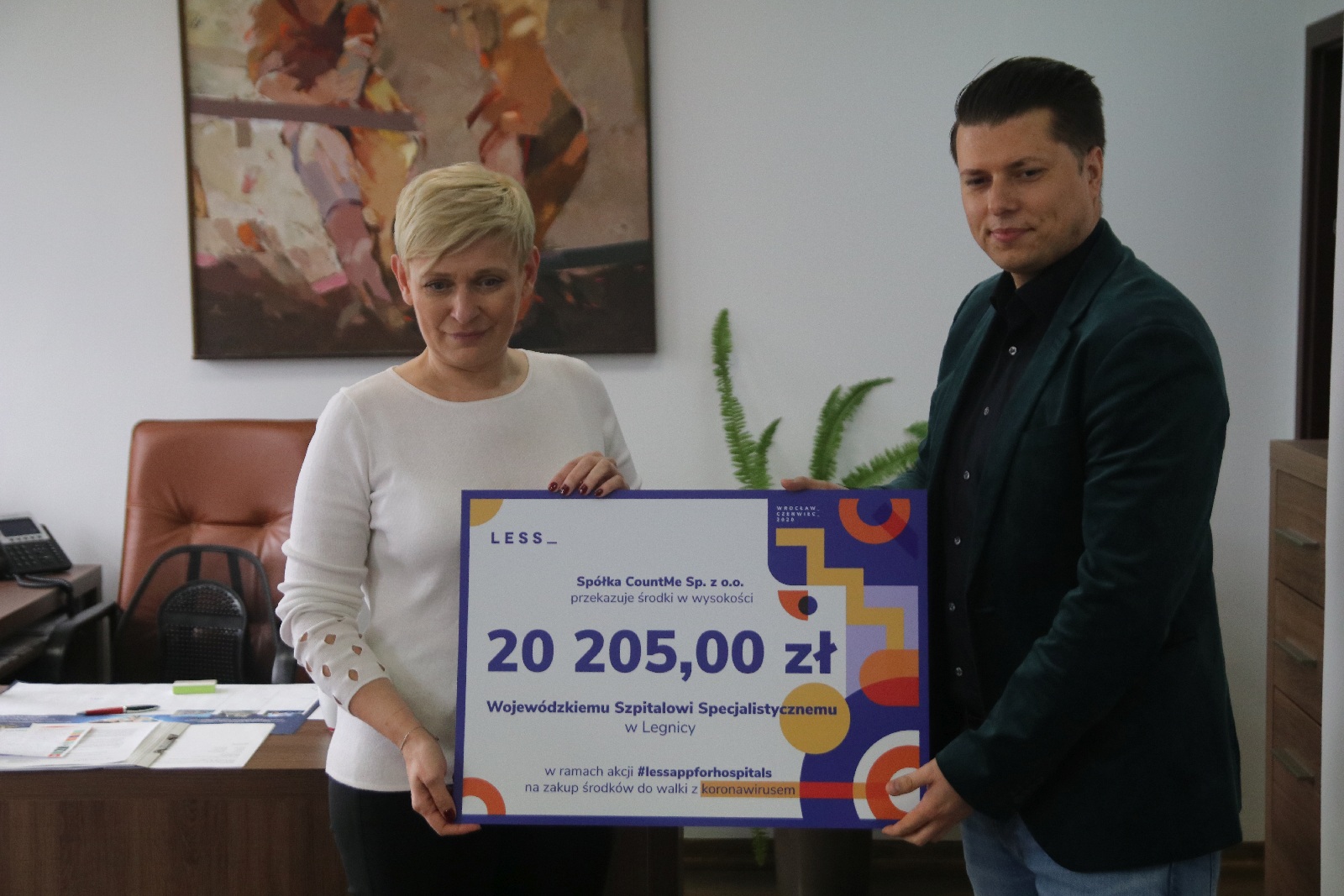 Pieniądze i dary rzeczowe od marki LESS dla legnickiej lecznicy