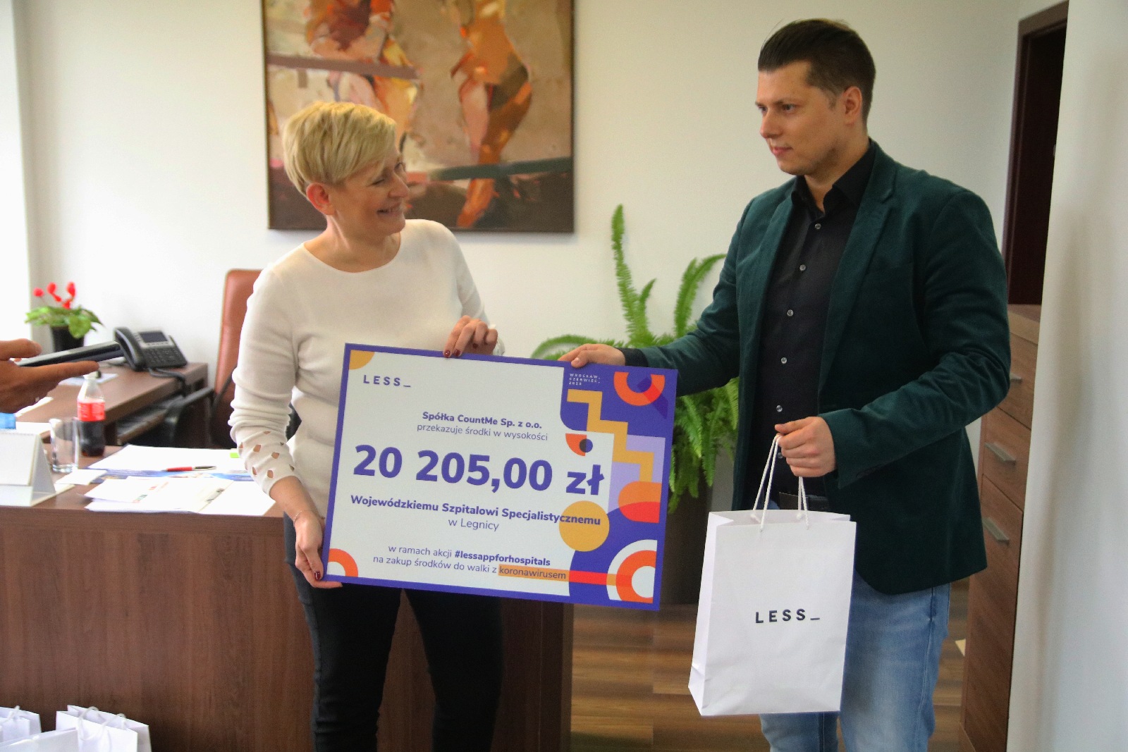 Pieniądze i dary rzeczowe od marki LESS dla legnickiej lecznicy