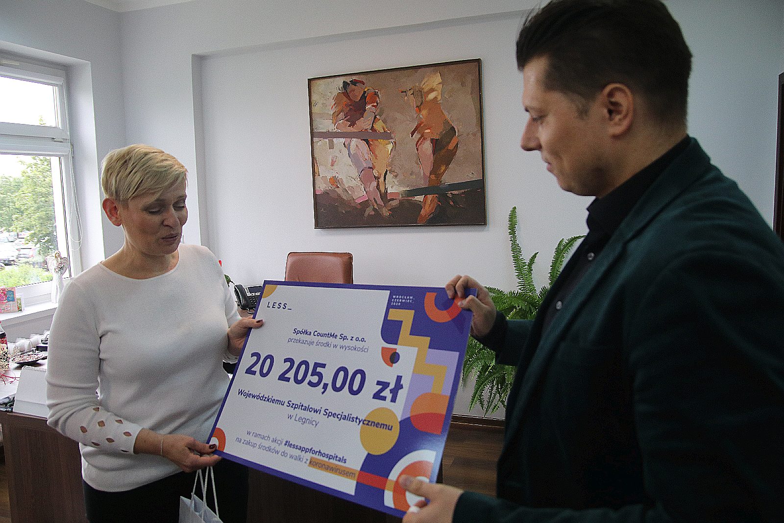 Pieniądze i dary rzeczowe od marki LESS dla legnickiej lecznicy