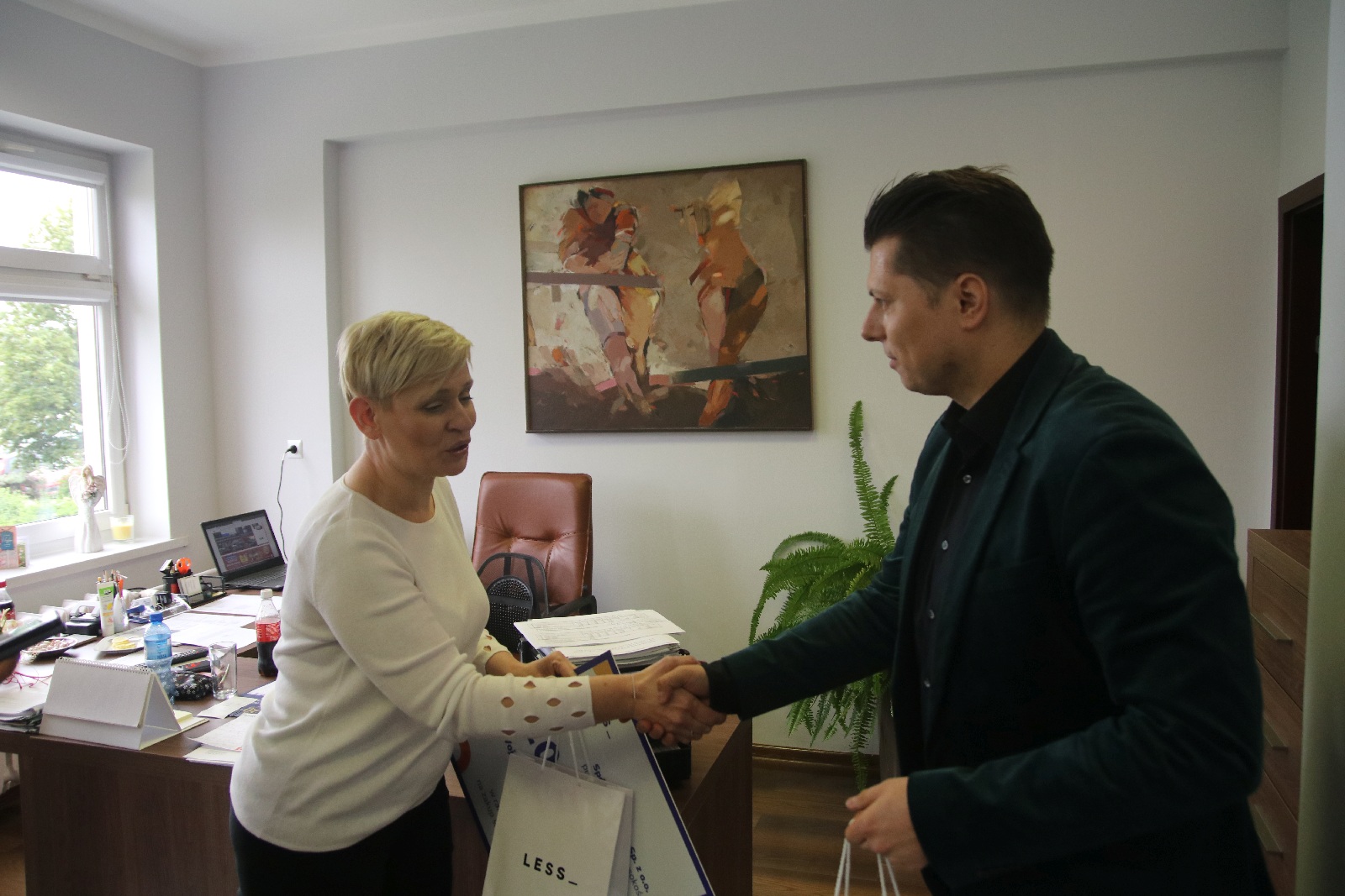 Pieniądze i dary rzeczowe od marki LESS dla legnickiej lecznicy