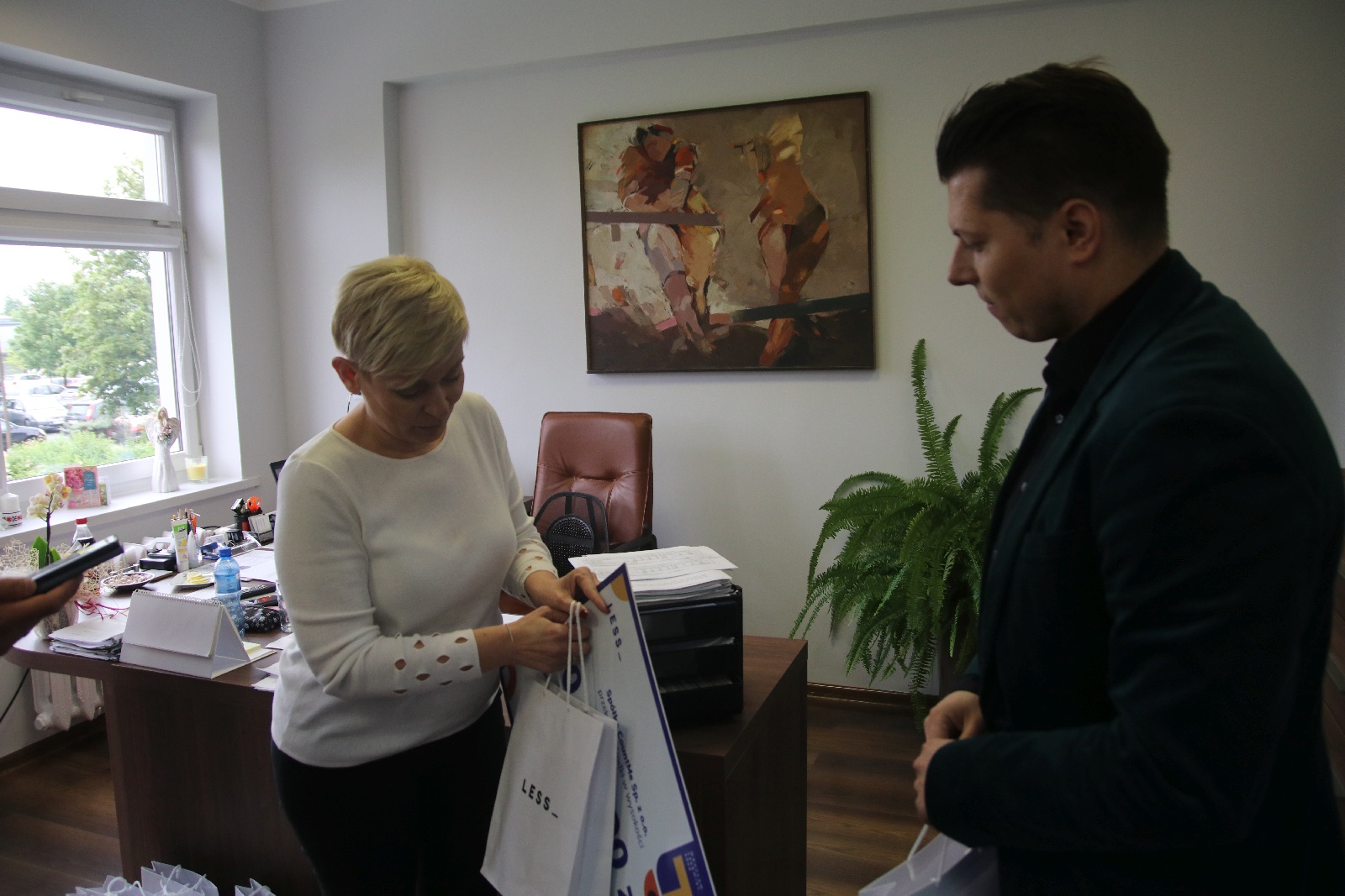 Pieniądze i dary rzeczowe od marki LESS dla legnickiej lecznicy