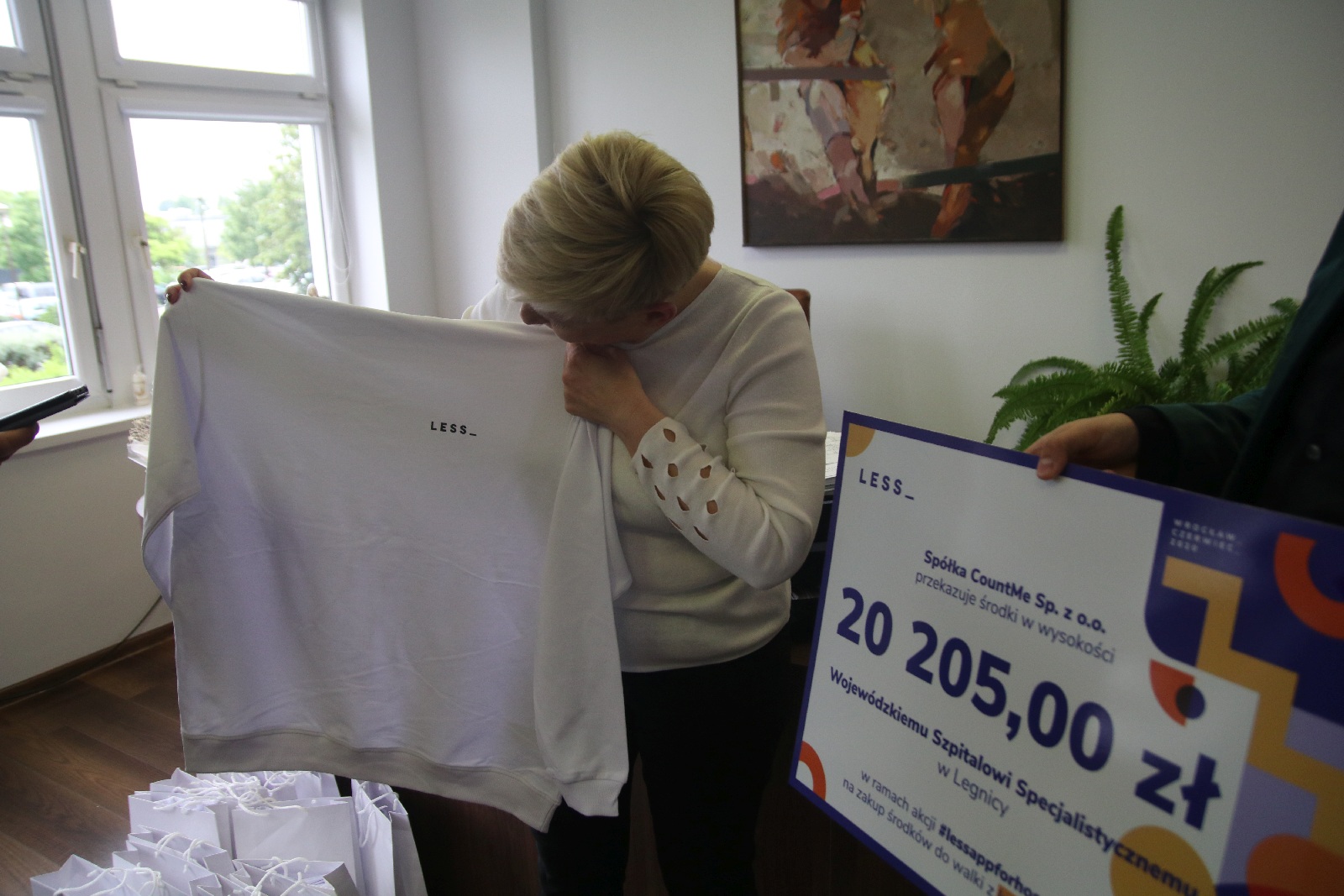 Pieniądze i dary rzeczowe od marki LESS dla legnickiej lecznicy