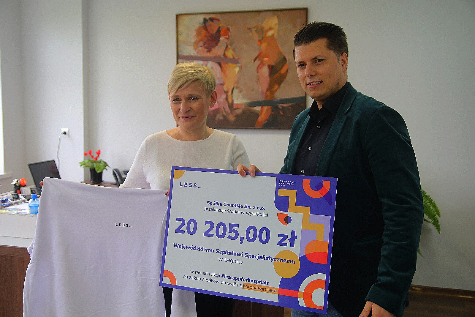 Pieniądze i dary rzeczowe od marki LESS dla legnickiej lecznicy