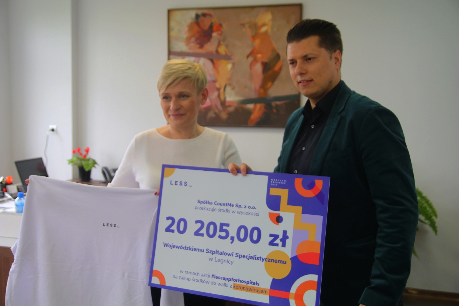 Pieniądze i dary rzeczowe od marki LESS dla legnickiej lecznicy