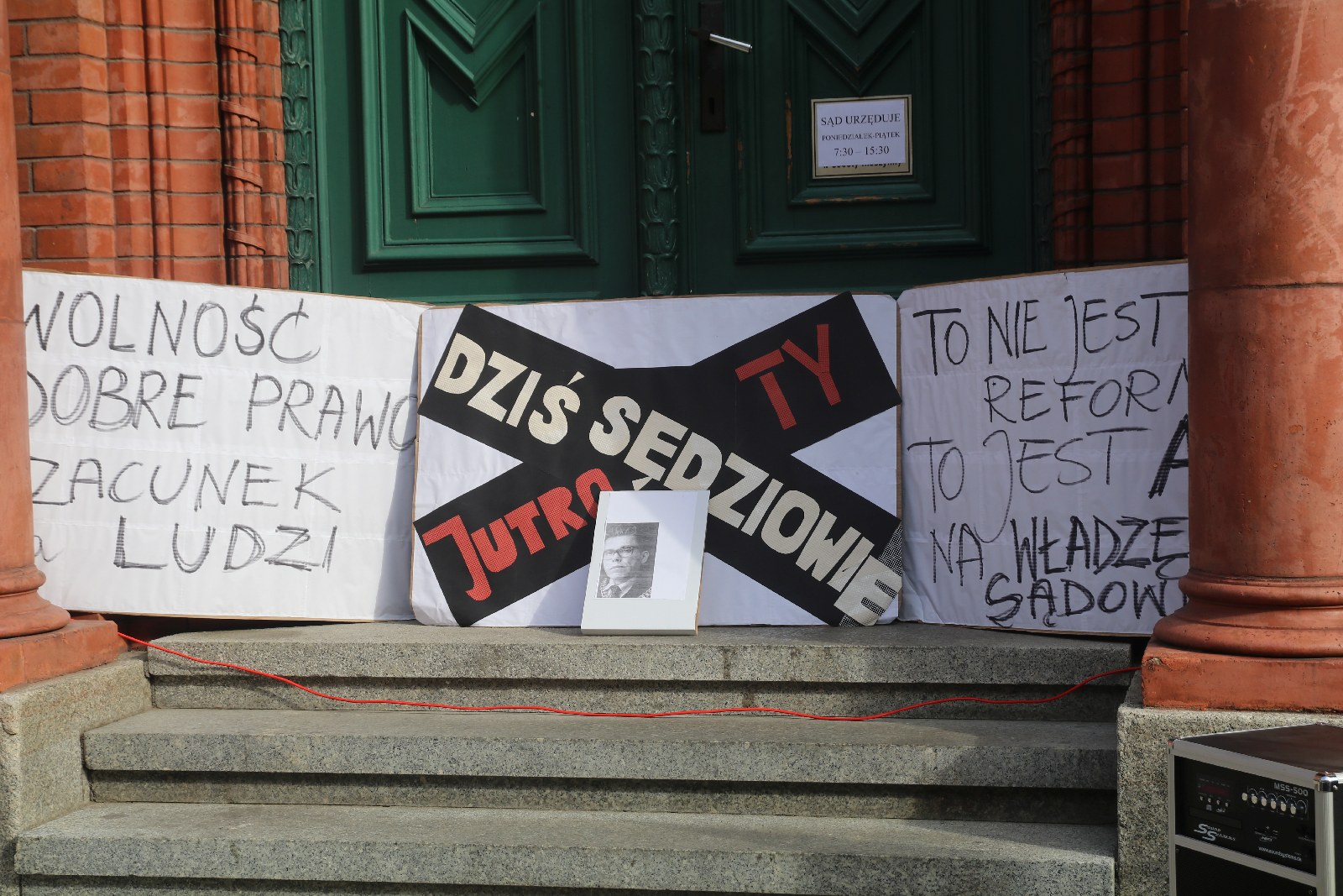 Przed Sądem Okręgowym manifestowali w obronie sędziego