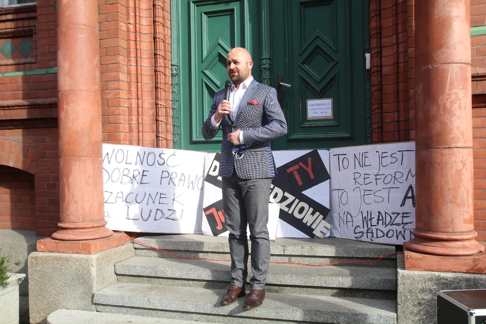 Przed Sądem Okręgowym manifestowali w obronie sędziego