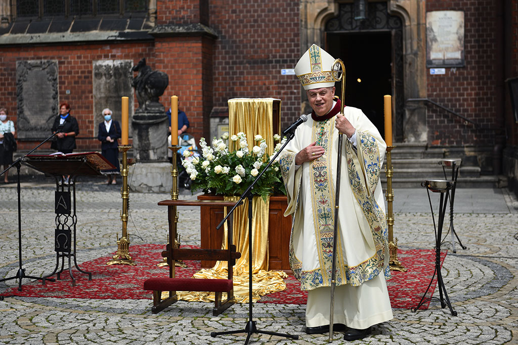 Wierni z legnickiej katedry przeszli procesją wokół Rynku