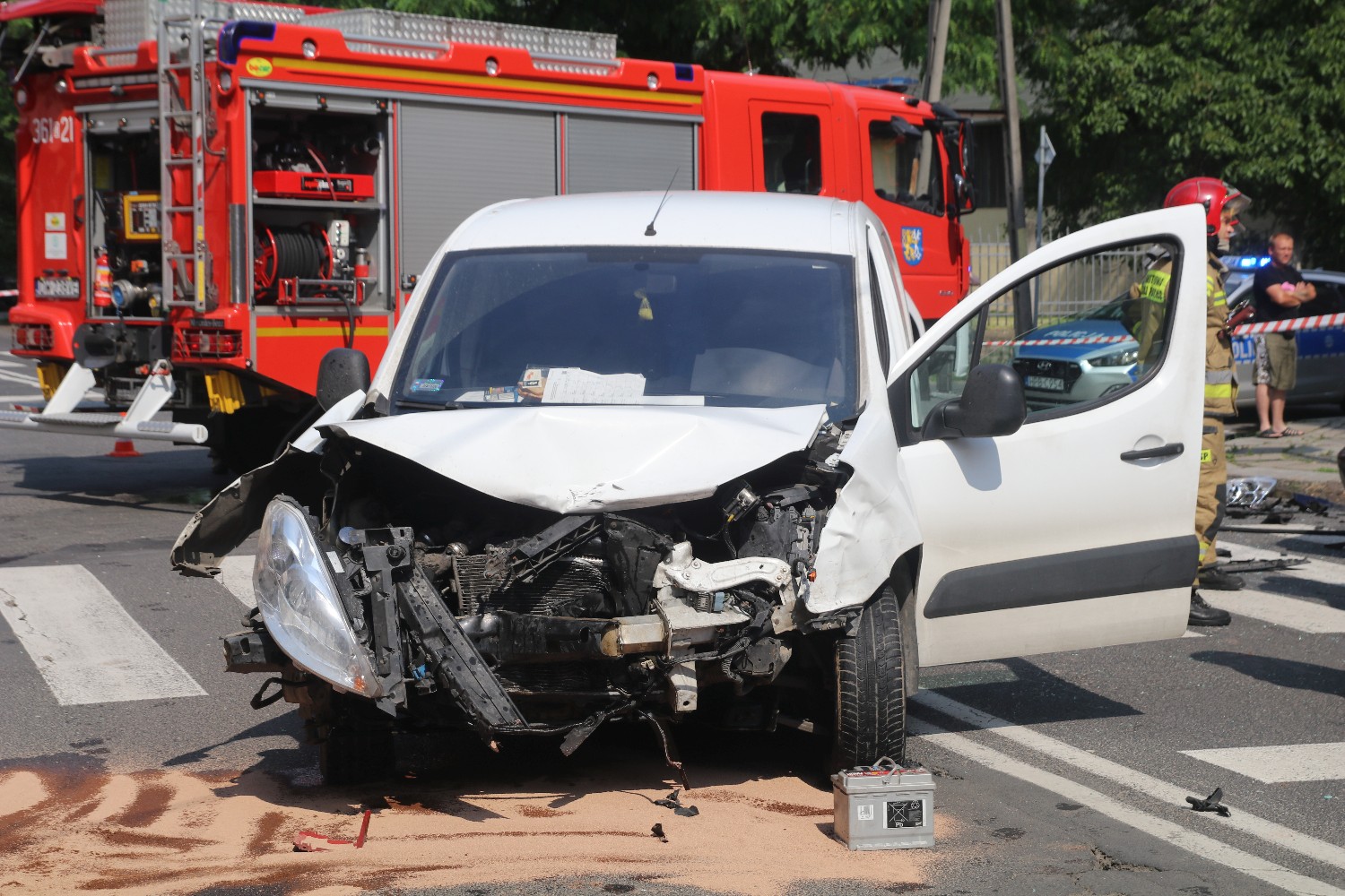 Wypadek na skrzyżowaniu Lotniczej z Hutników. Jedna osoba ranna