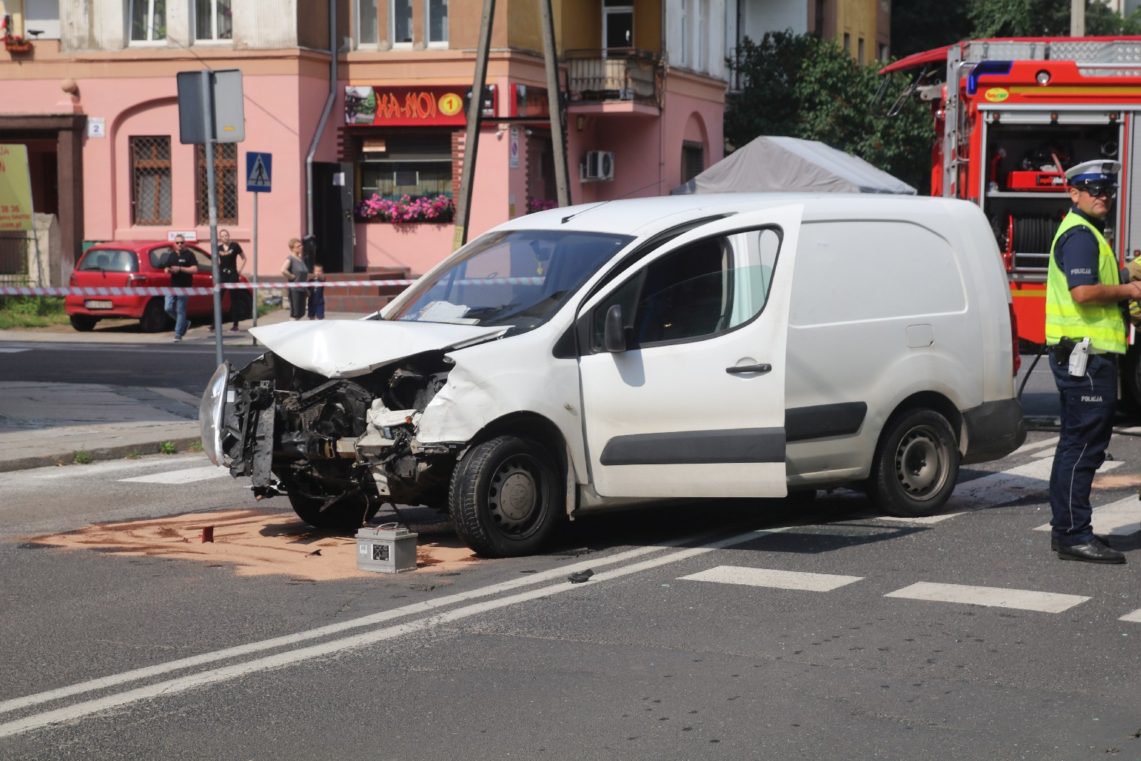 Wypadek na skrzyżowaniu Lotniczej z Hutników. Jedna osoba ranna