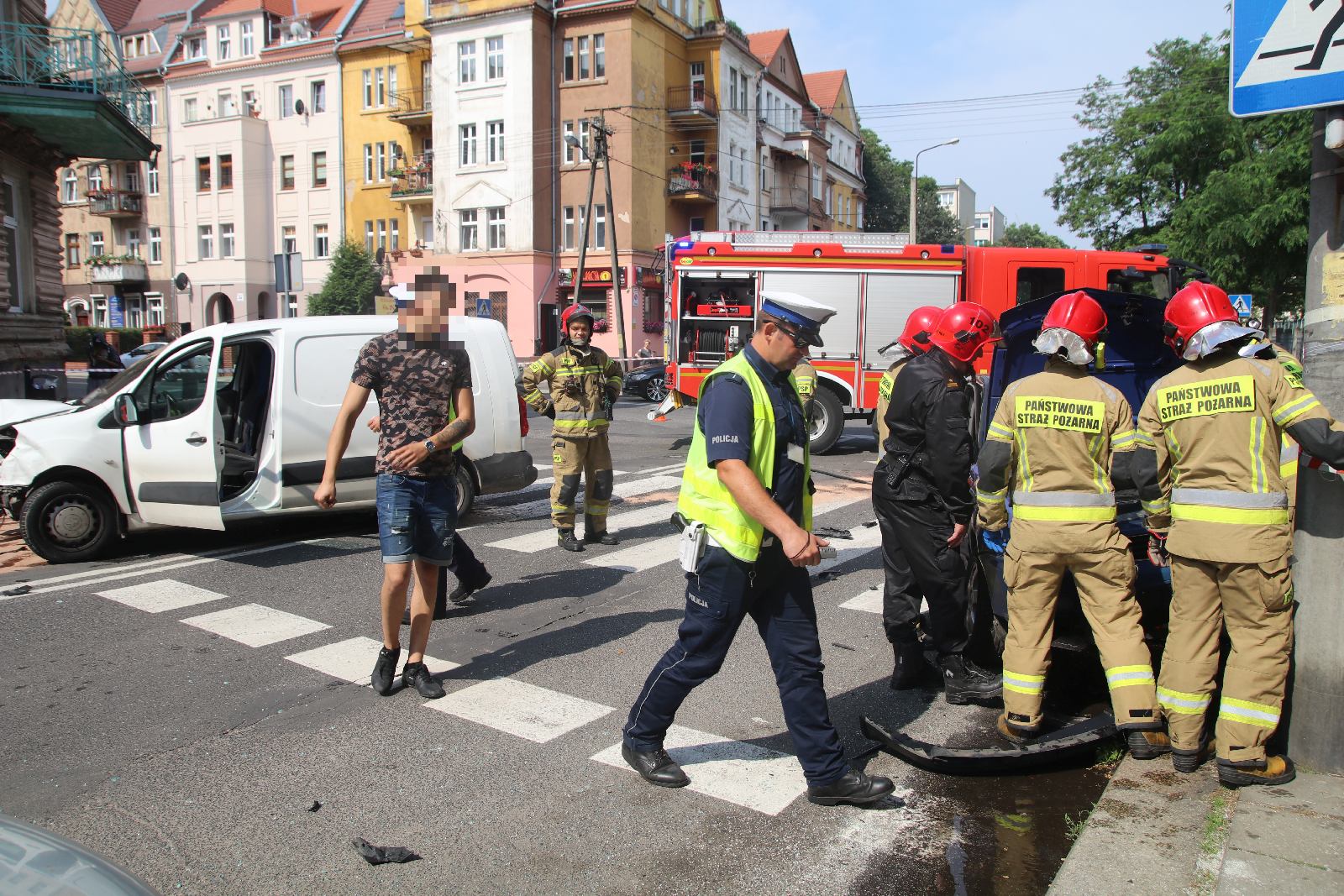 Wypadek na skrzyżowaniu Lotniczej z Hutników. Jedna osoba ranna