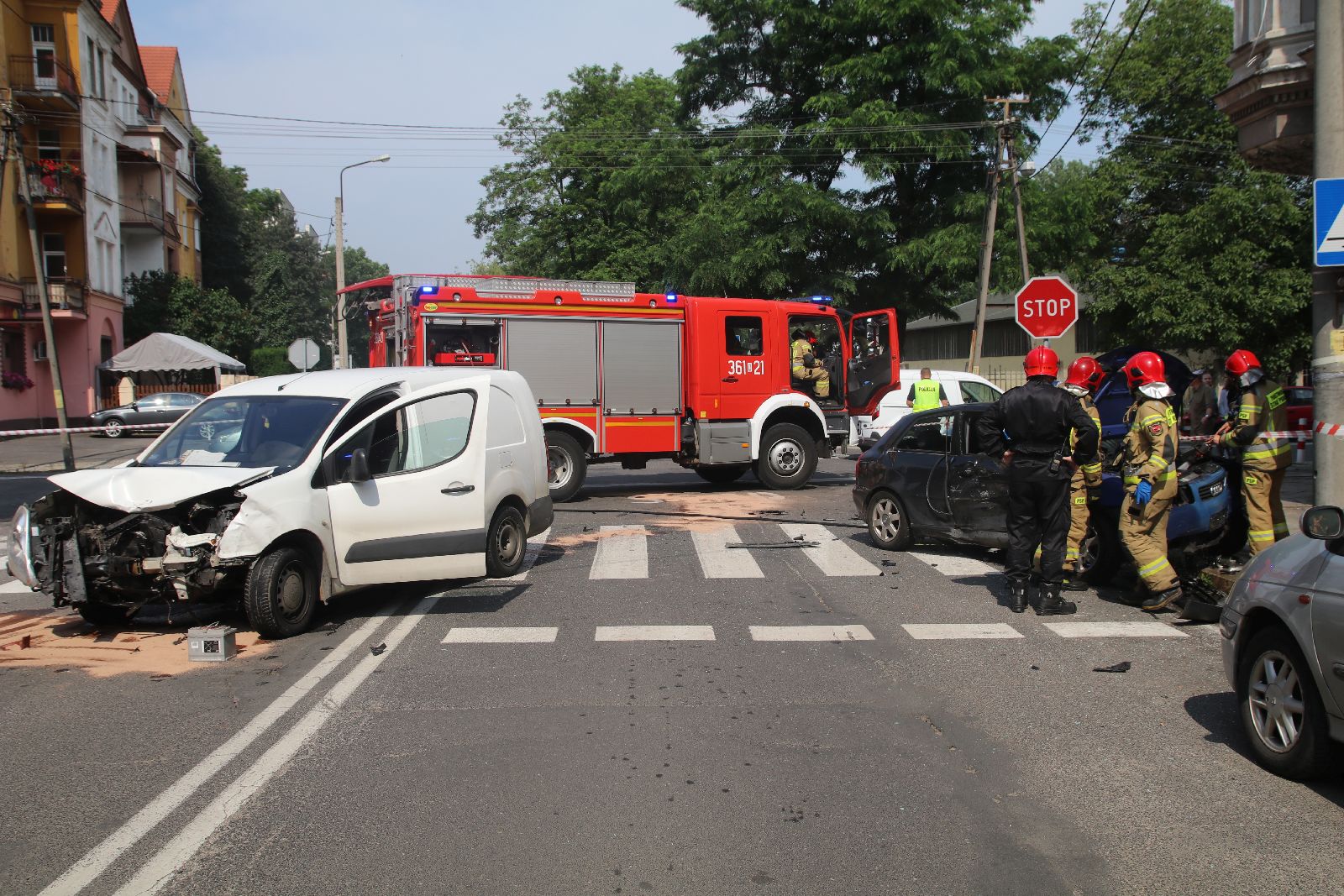 Wypadek na skrzyżowaniu Lotniczej z Hutników. Jedna osoba ranna
