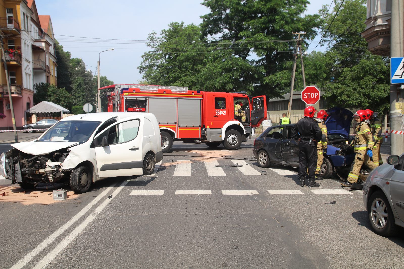 Wypadek na skrzyżowaniu Lotniczej z Hutników. Jedna osoba ranna