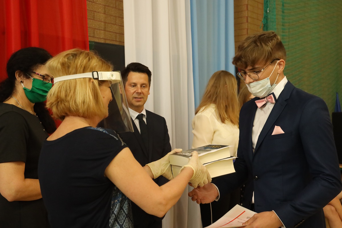 Rozdanie świadectw w V i II liceum ogólnokształcącym