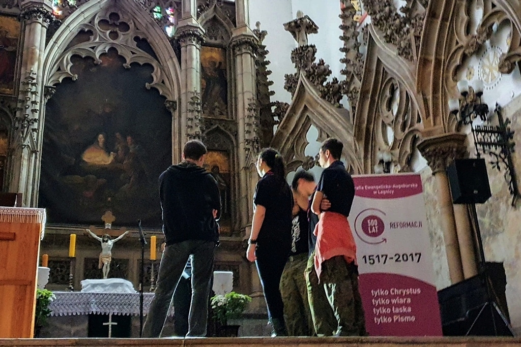 Legniccy harcerze sprzątali kościół ewangelicko - augsburski
