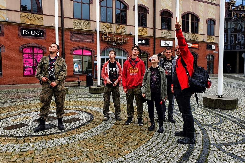Legniccy harcerze sprzątali kościół ewangelicko - augsburski