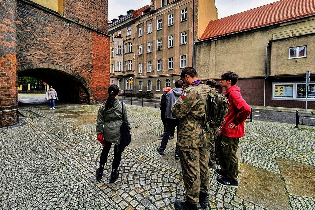 Legniccy harcerze sprzątali kościół ewangelicko - augsburski