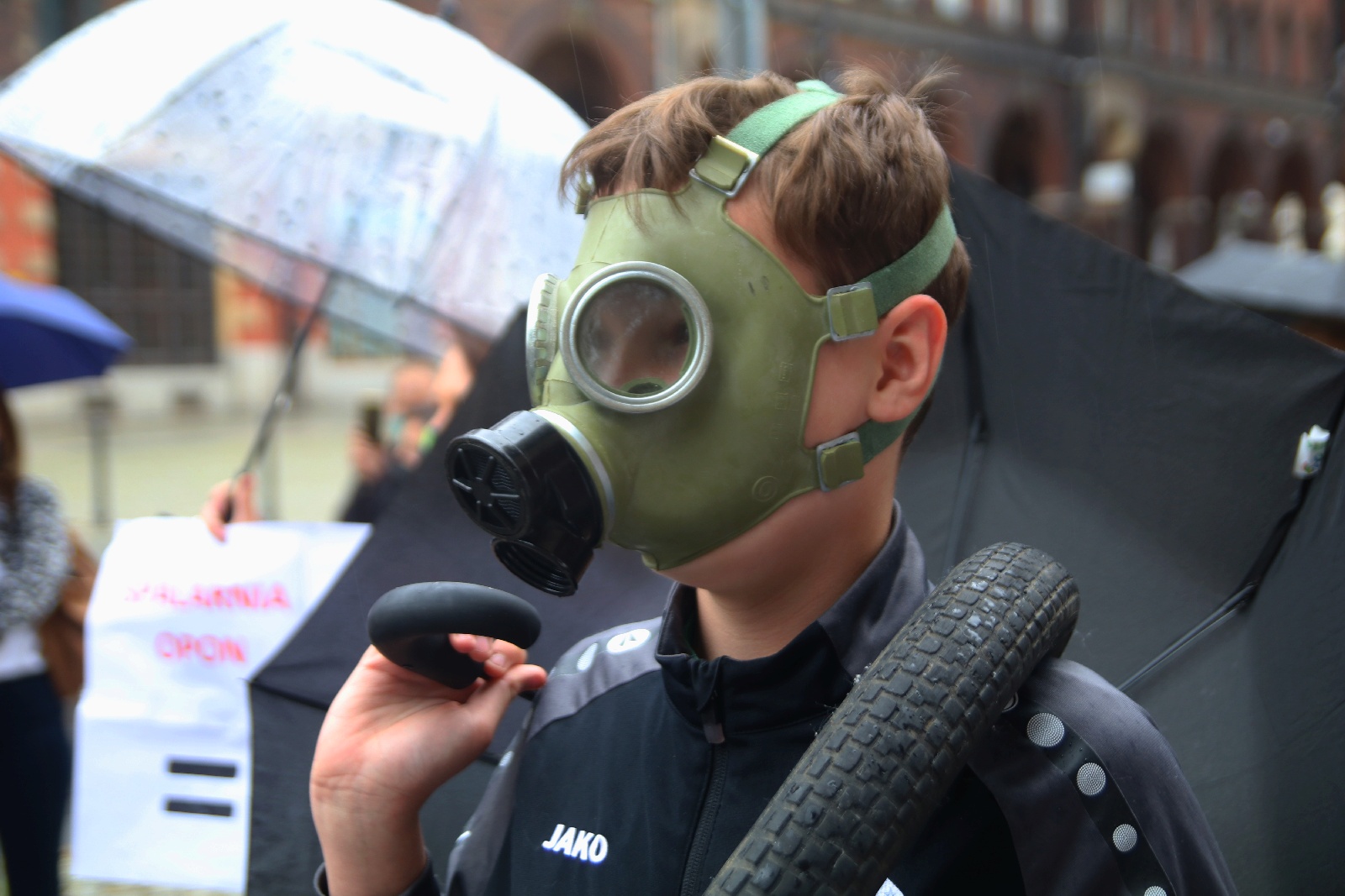 Grupa 150 osób protestowała przeciwko budowie spalarni opon