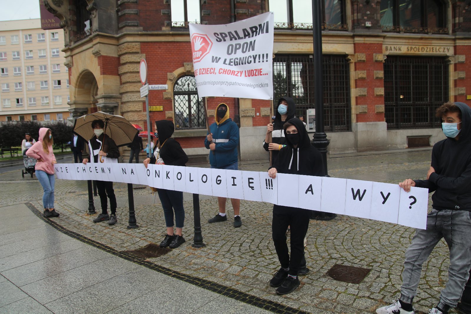 Grupa 150 osób protestowała przeciwko budowie spalarni opon
