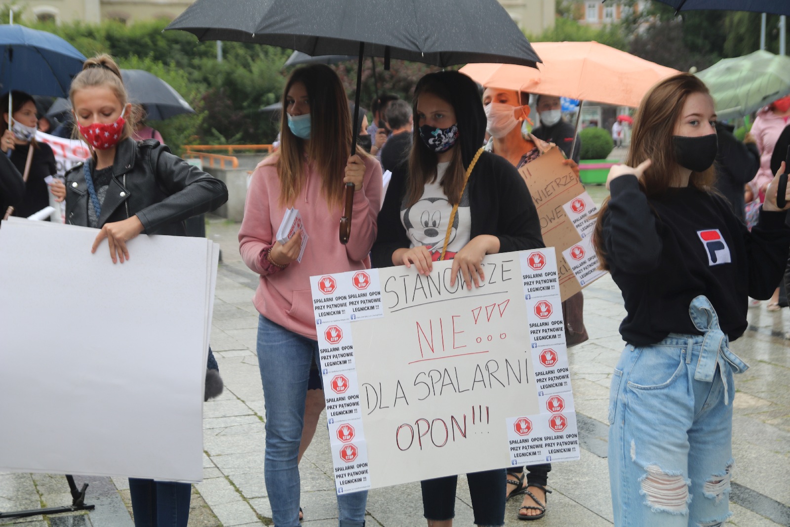 Grupa 150 osób protestowała przeciwko budowie spalarni opon