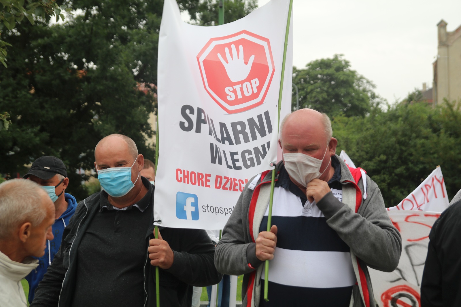 Grupa 150 osób protestowała przeciwko budowie spalarni opon