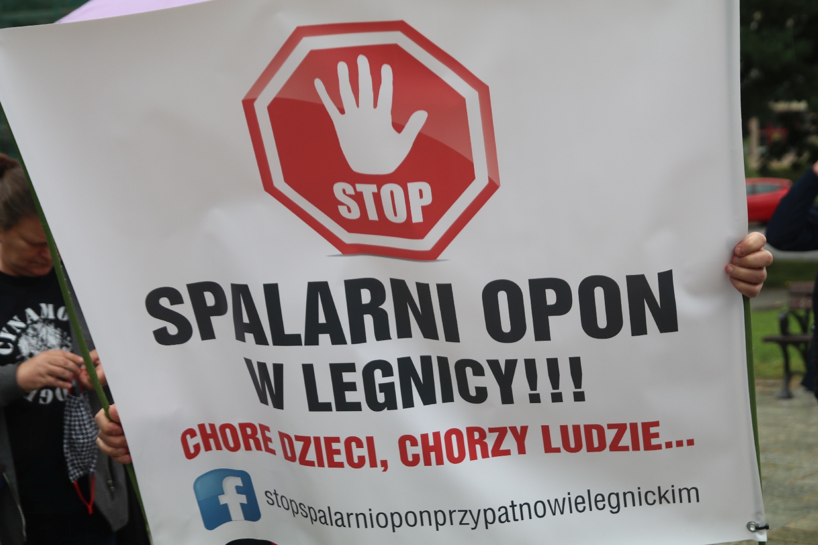Grupa 150 osób protestowała przeciwko budowie spalarni opon