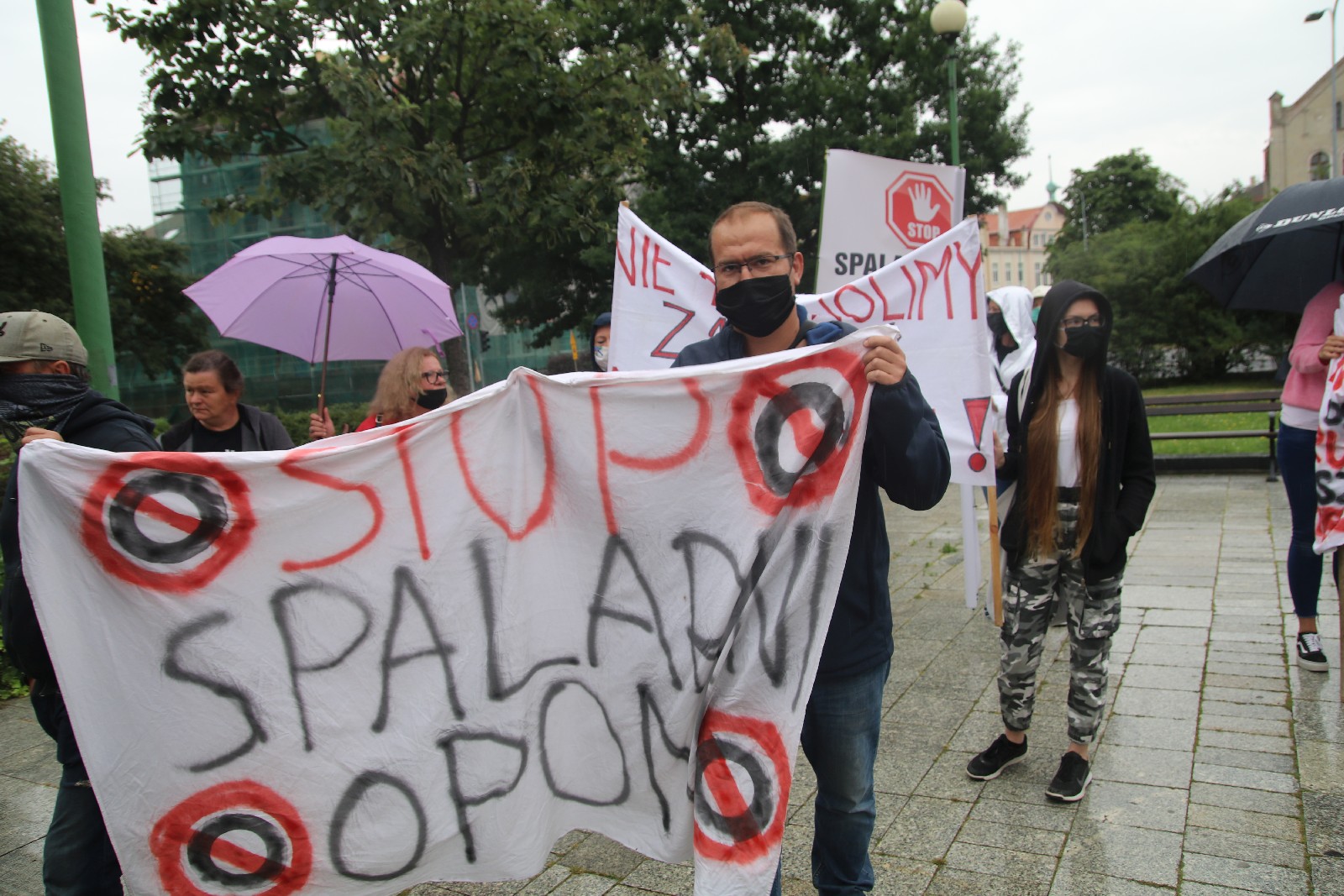 Grupa 150 osób protestowała przeciwko budowie spalarni opon