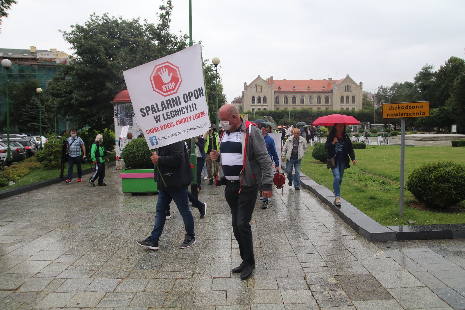 Grupa 150 osób protestowała przeciwko budowie spalarni opon