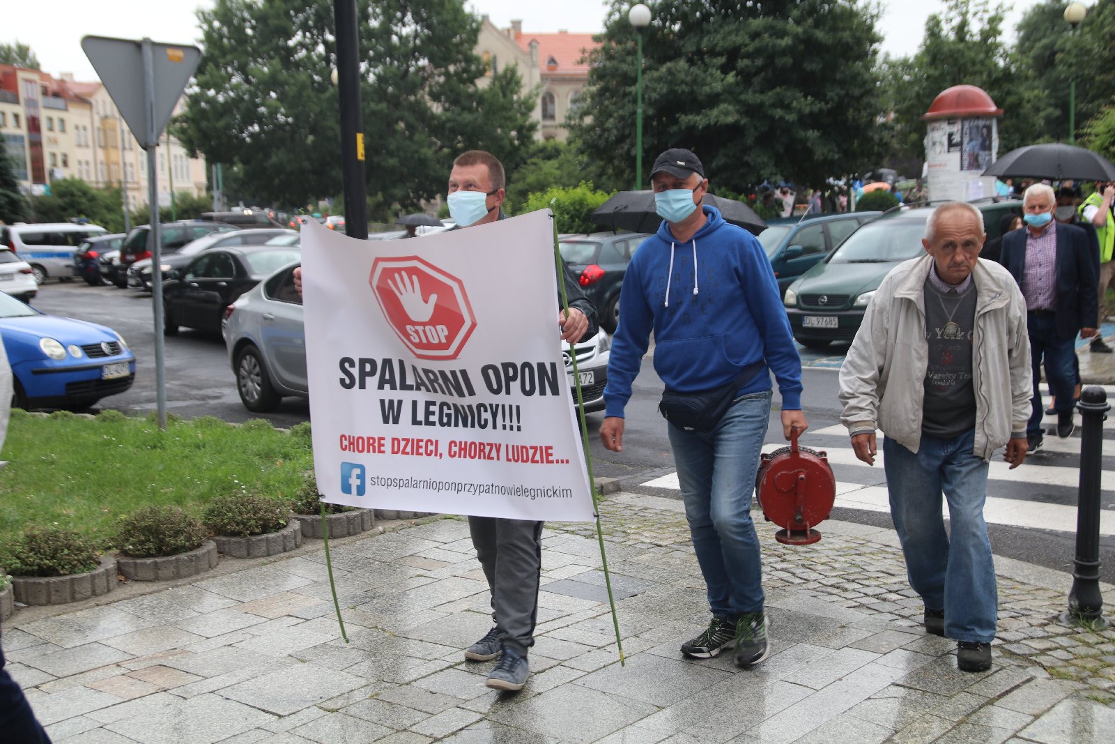 Grupa 150 osób protestowała przeciwko budowie spalarni opon