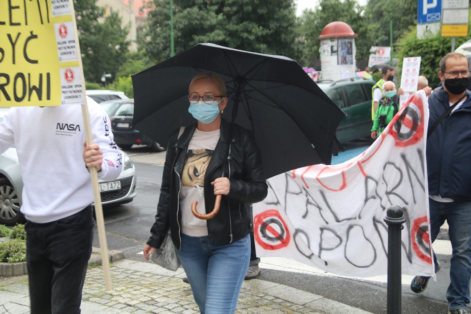 Grupa 150 osób protestowała przeciwko budowie spalarni opon