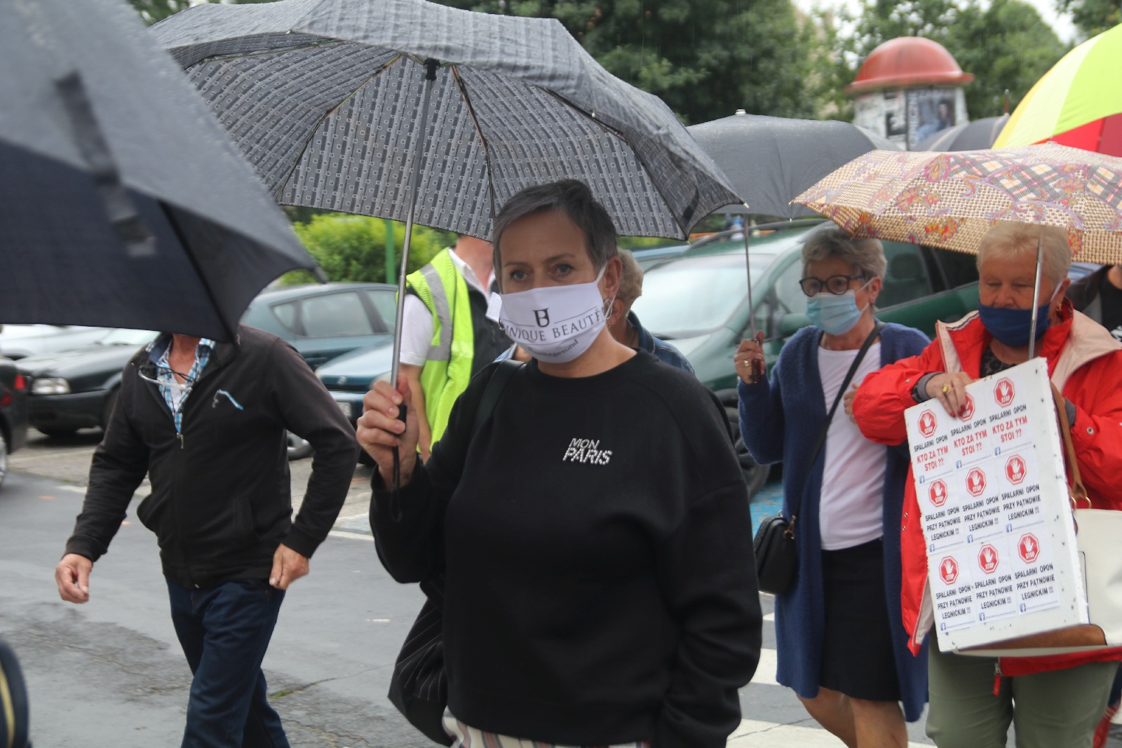 Grupa 150 osób protestowała przeciwko budowie spalarni opon