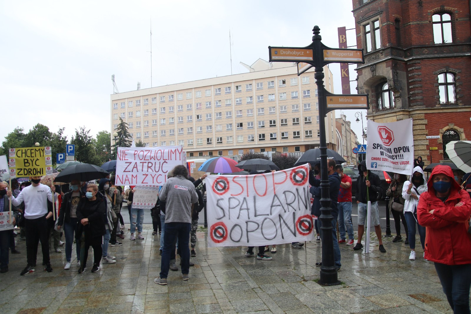 Grupa 150 osób protestowała przeciwko budowie spalarni opon