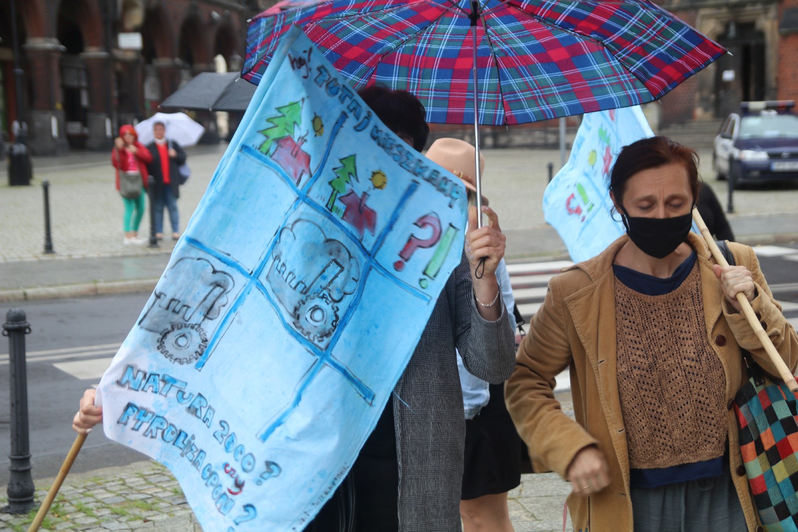Grupa 150 osób protestowała przeciwko budowie spalarni opon