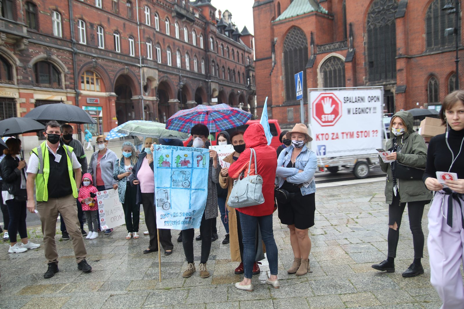 Grupa 150 osób protestowała przeciwko budowie spalarni opon