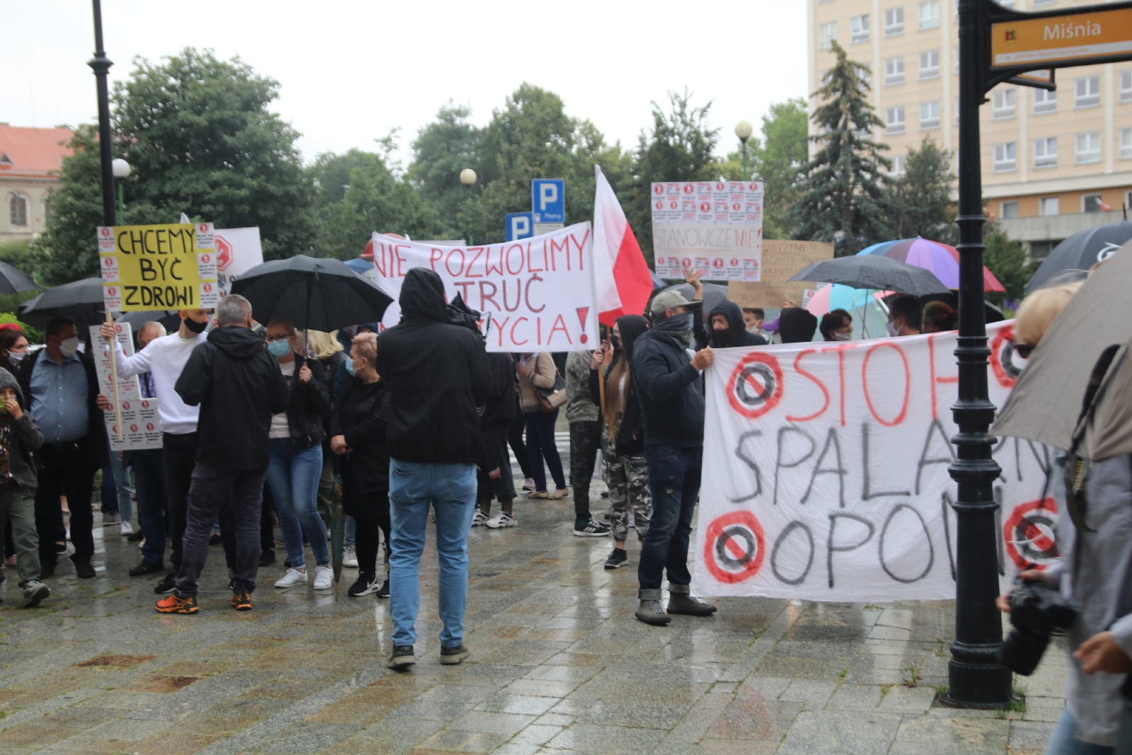 Grupa 150 osób protestowała przeciwko budowie spalarni opon