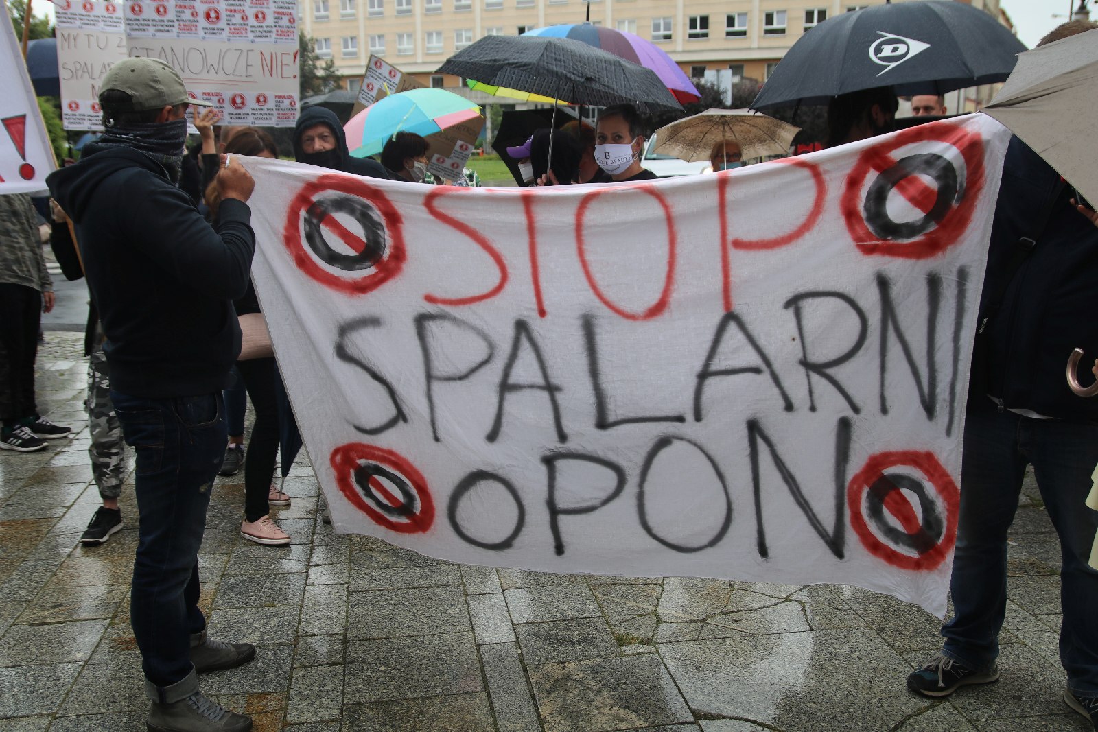 Grupa 150 osób protestowała przeciwko budowie spalarni opon