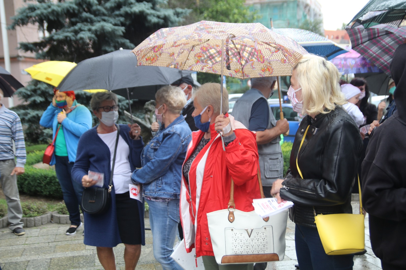 Grupa 150 osób protestowała przeciwko budowie spalarni opon