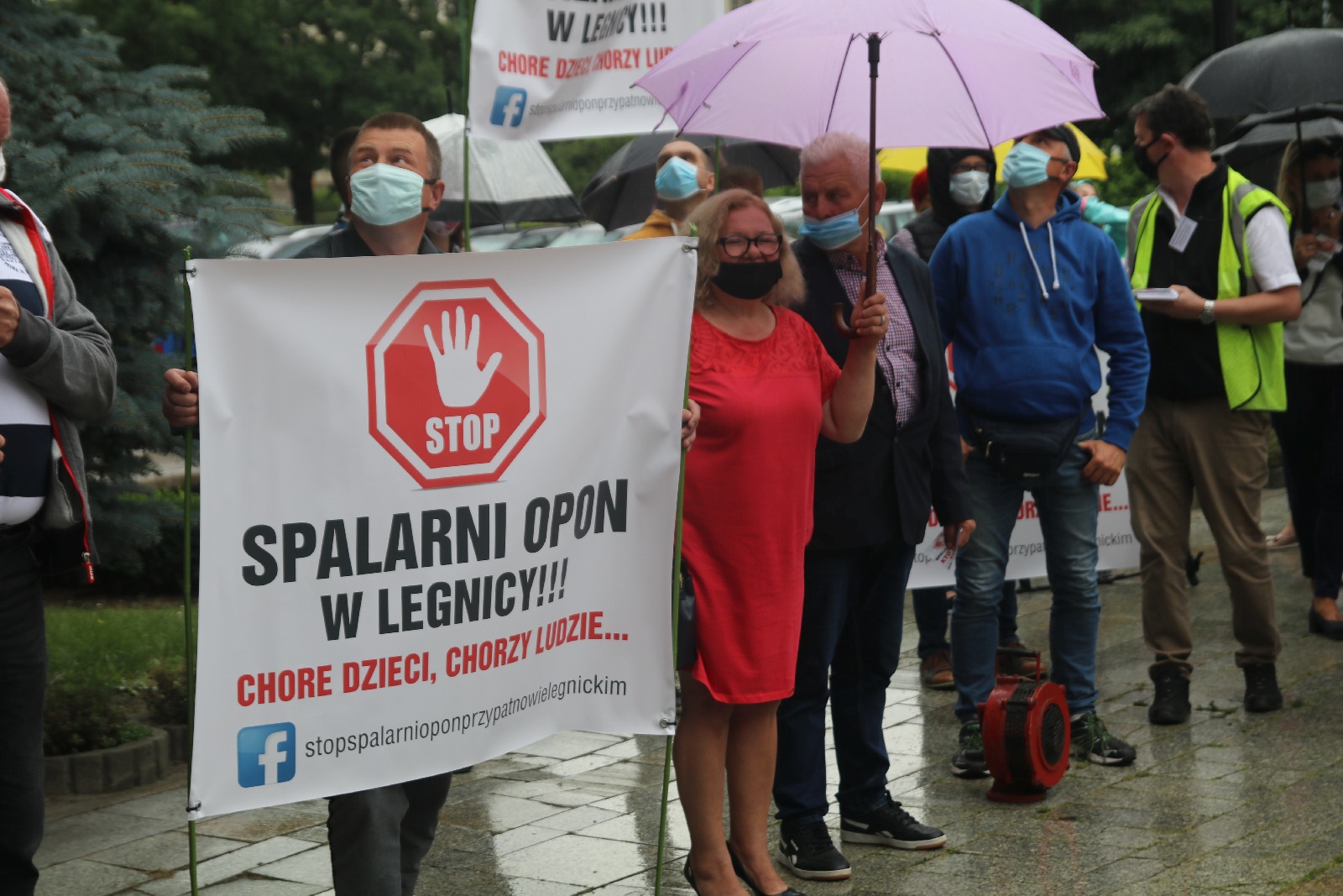 Grupa 150 osób protestowała przeciwko budowie spalarni opon