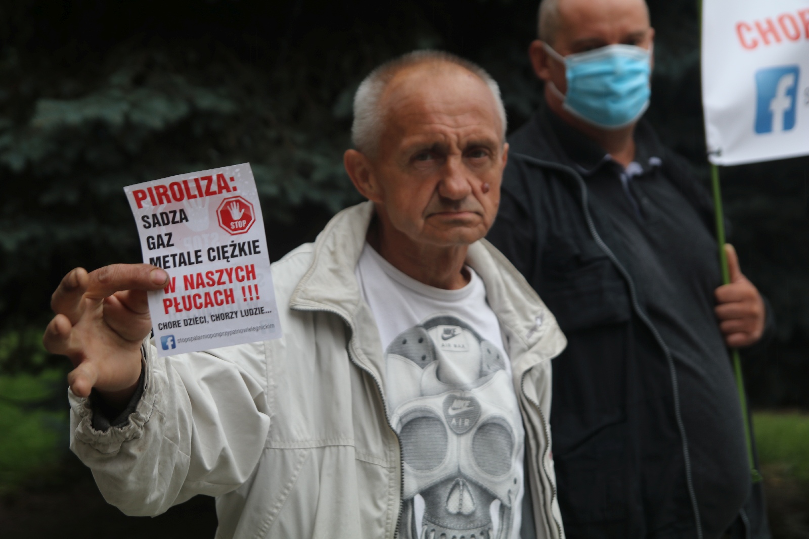 Grupa 150 osób protestowała przeciwko budowie spalarni opon