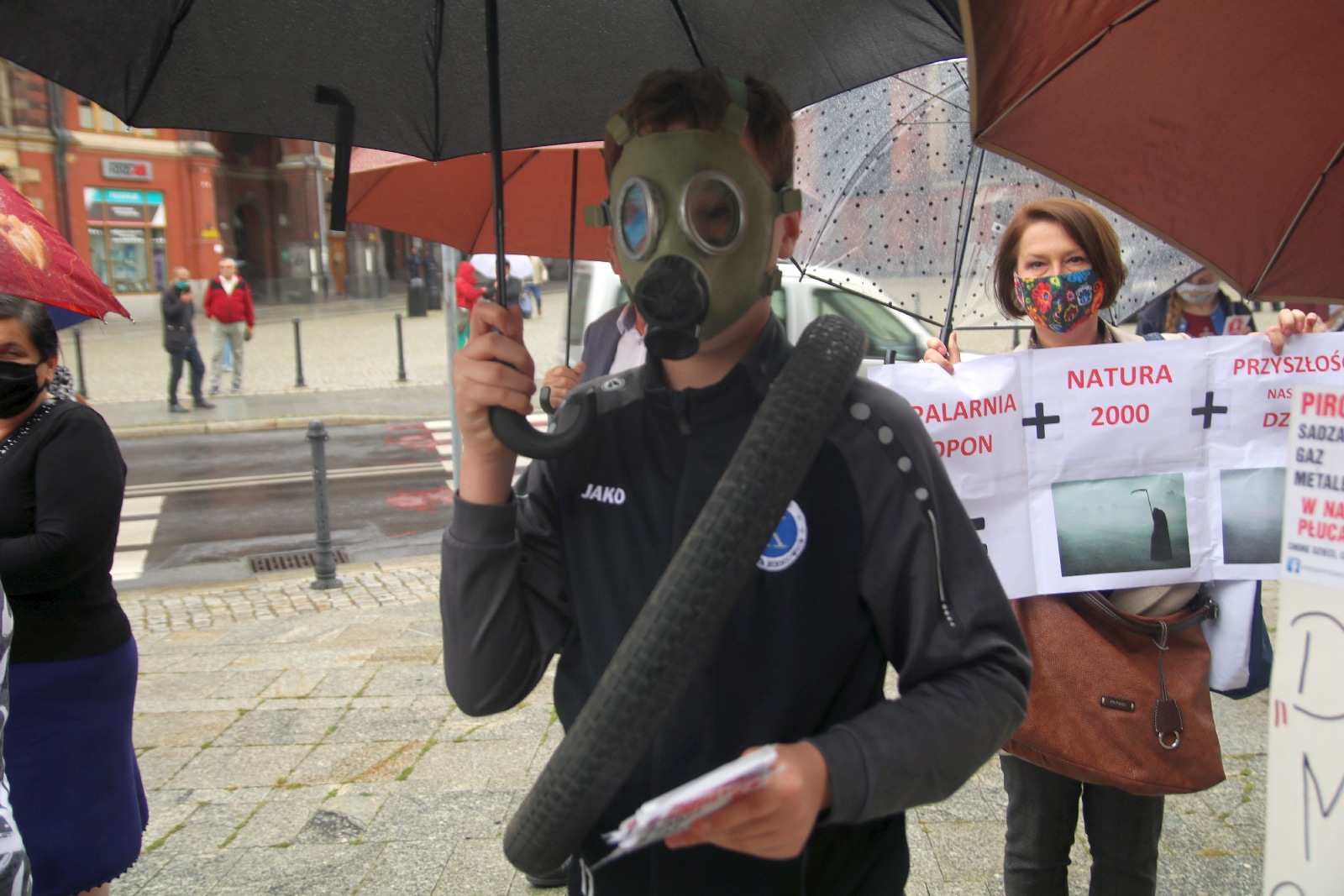 Grupa 150 osób protestowała przeciwko budowie spalarni opon