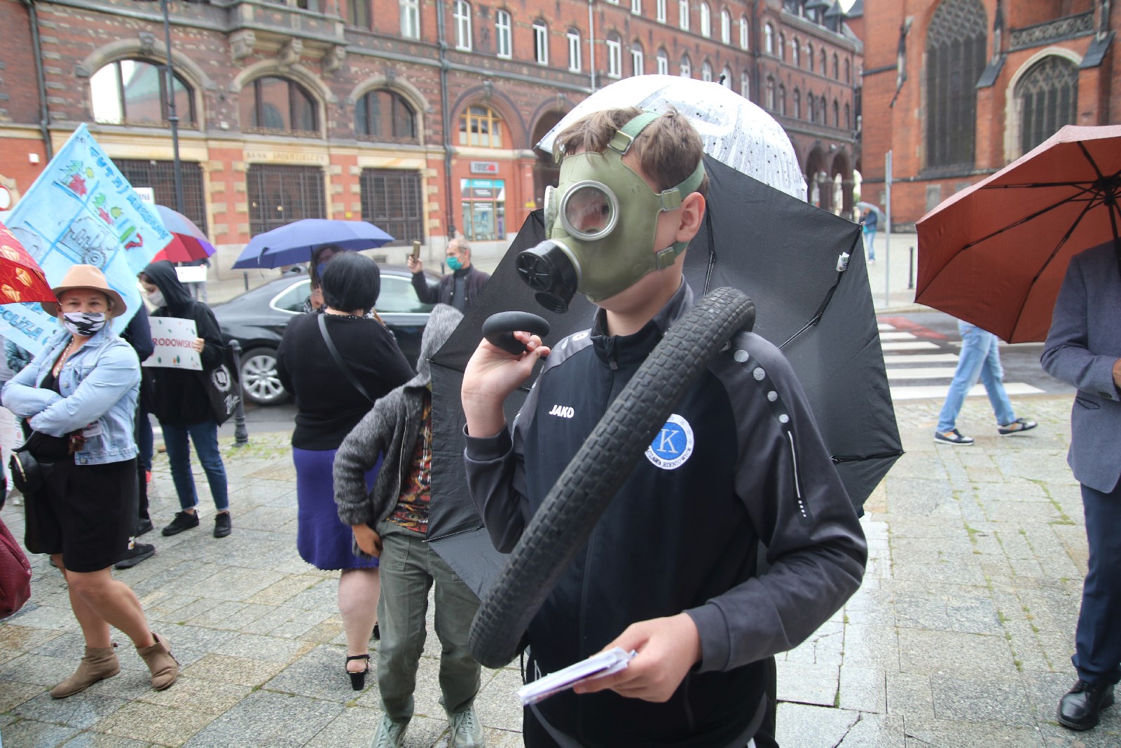 Grupa 150 osób protestowała przeciwko budowie spalarni opon