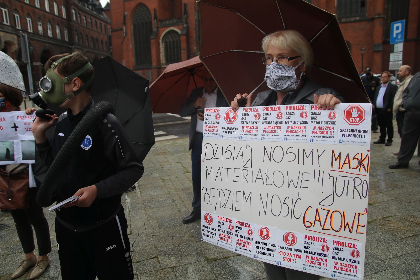 Grupa 150 osób protestowała przeciwko budowie spalarni opon