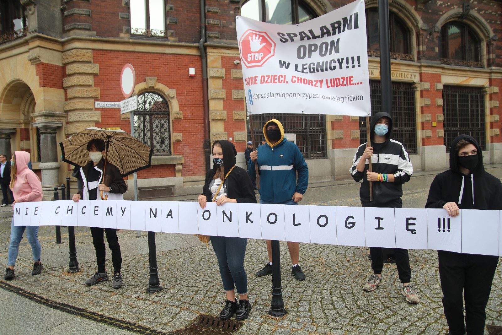 Grupa 150 osób protestowała przeciwko budowie spalarni opon