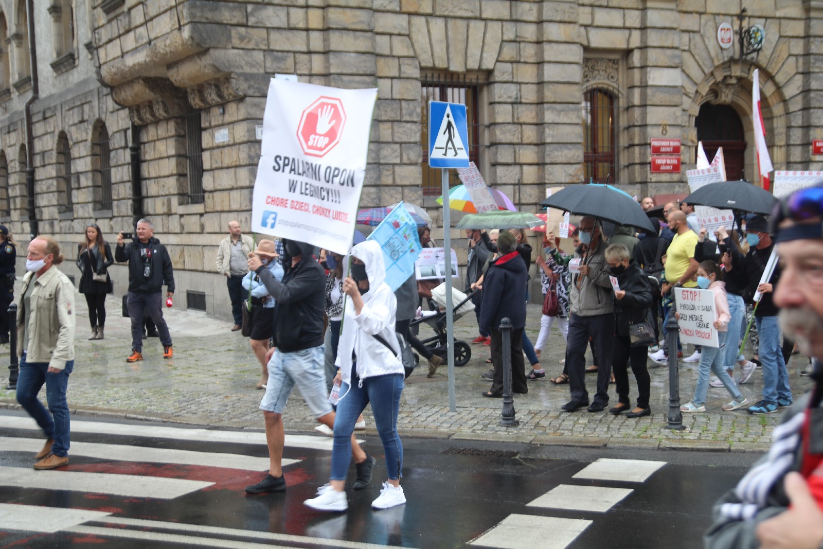 Grupa 150 osób protestowała przeciwko budowie spalarni opon