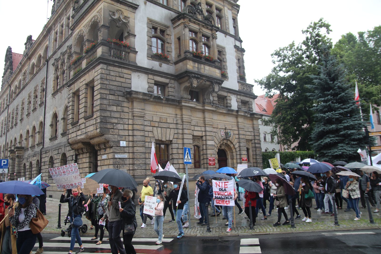 Grupa 150 osób protestowała przeciwko budowie spalarni opon