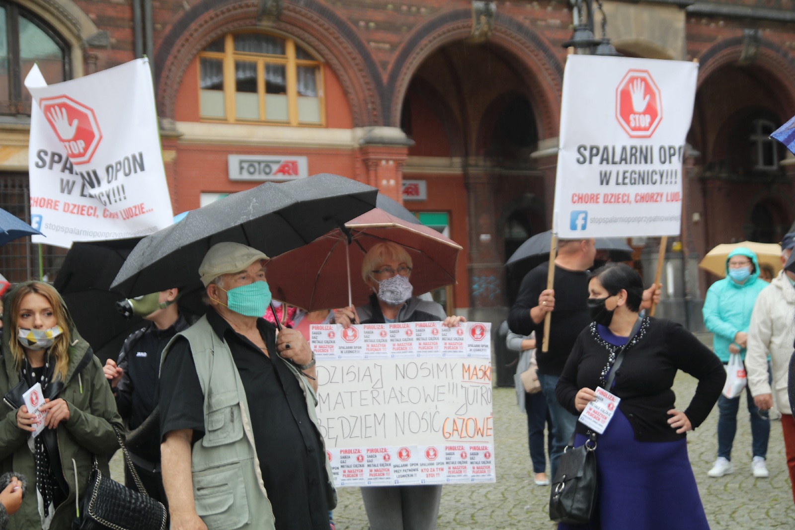 Grupa 150 osób protestowała przeciwko budowie spalarni opon