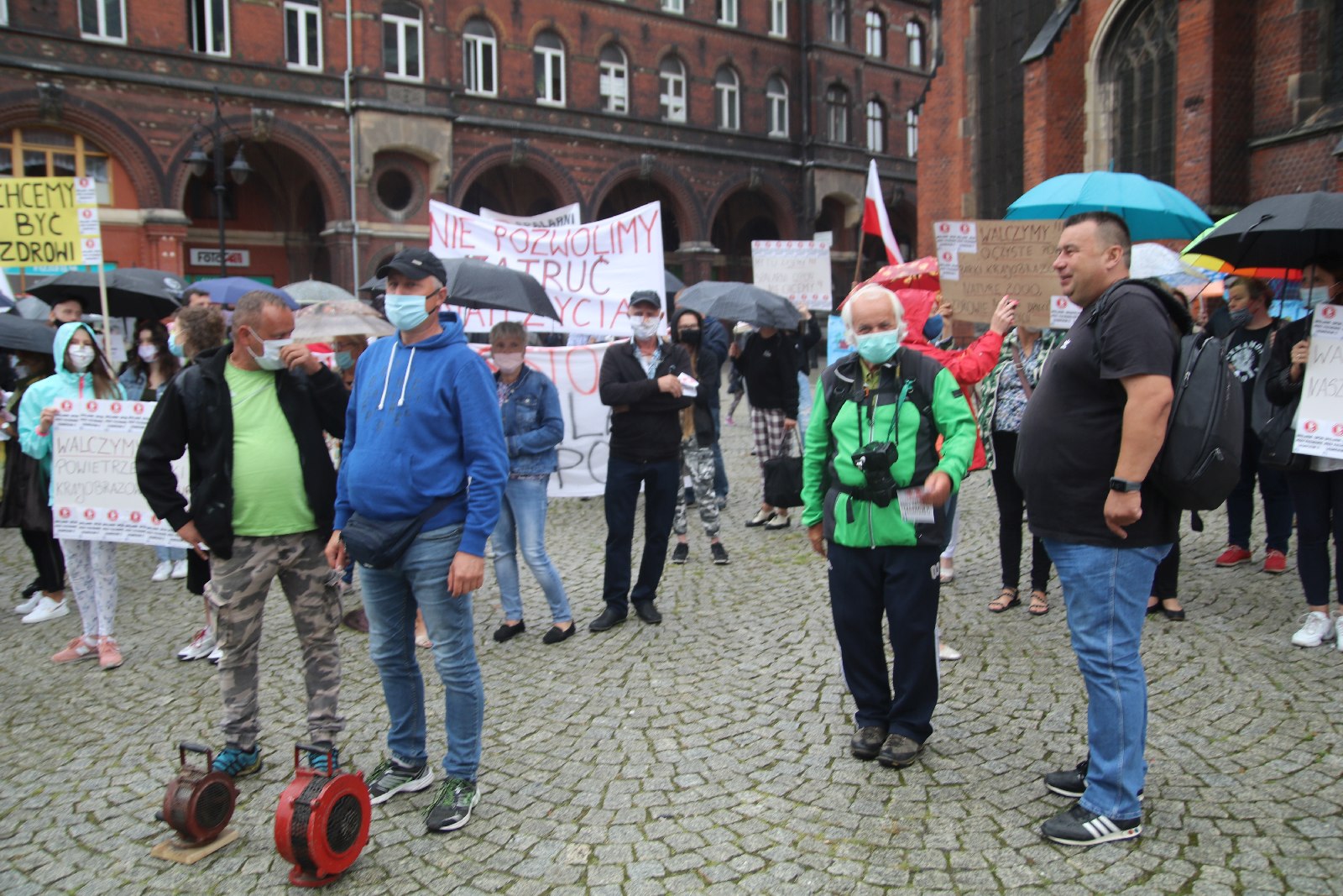 Grupa 150 osób protestowała przeciwko budowie spalarni opon