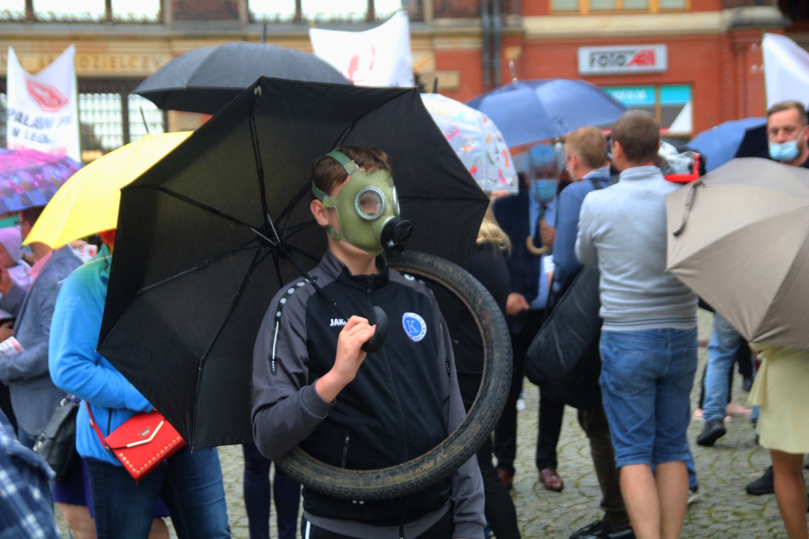 Grupa 150 osób protestowała przeciwko budowie spalarni opon