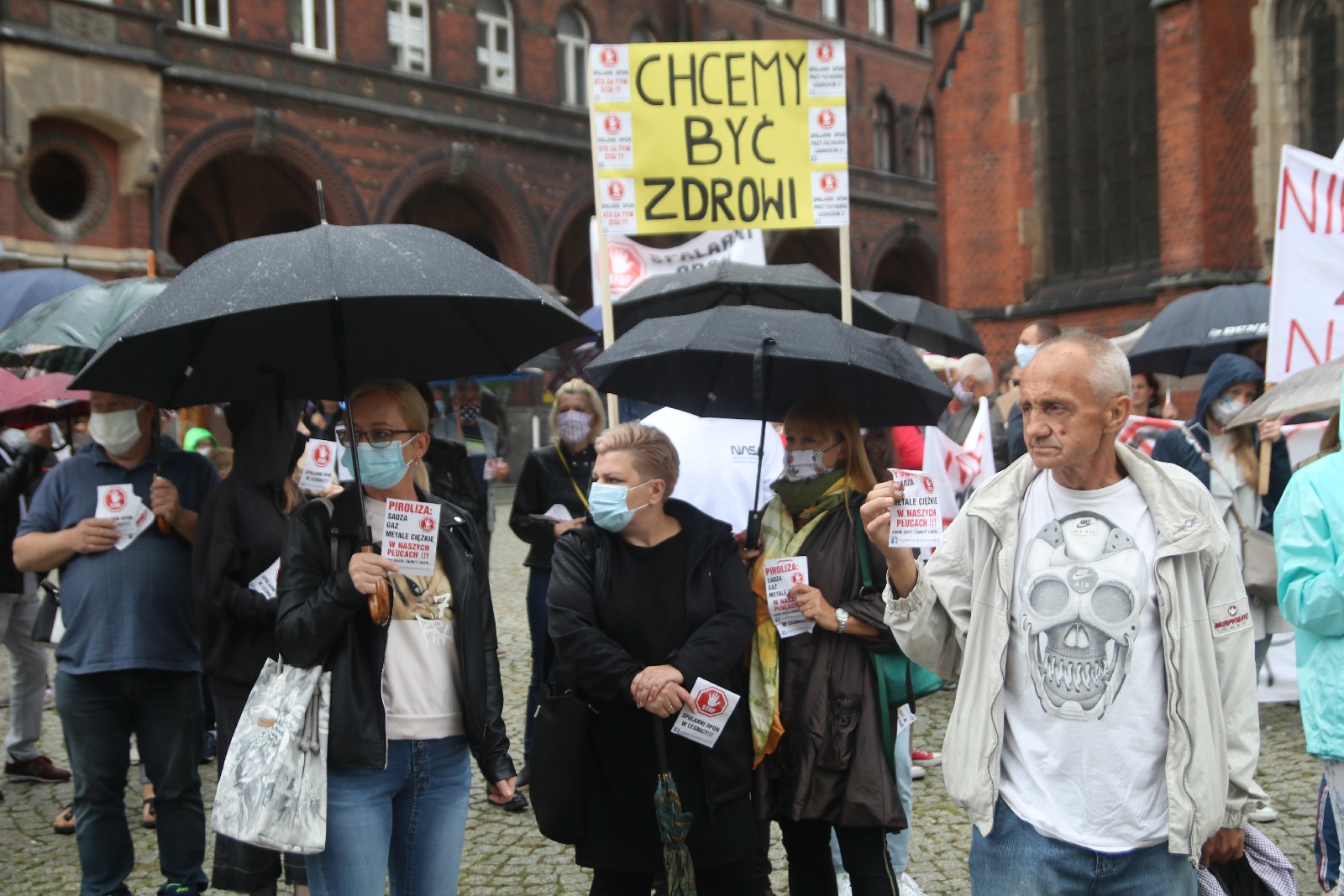 Grupa 150 osób protestowała przeciwko budowie spalarni opon
